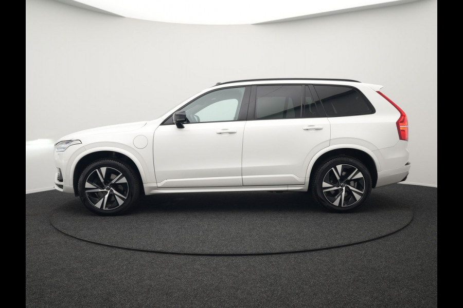 Volvo XC90 T8 Recharge AWD R-Design Plug In Hybrid 456pk 7 Persoons Long Range Dealer O.H. INCL BTW PHEV | Panodak | Alcantara Sportstoelen Memory | Adaptive Cruise | Harman Kardon | Pilot Assist | Head Up | 360 Camera | L.M. 20" | Apple Carplay | Navigatie | DAB |