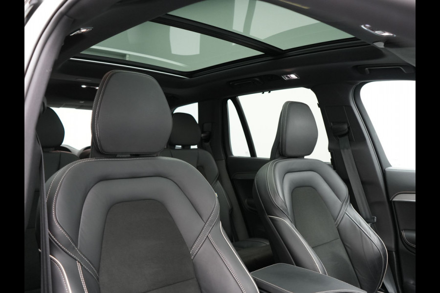 Volvo XC90 T8 Recharge AWD R-Design Plug In Hybrid 456pk 7 Persoons Long Range Dealer O.H. INCL BTW PHEV | Panodak | Alcantara Sportstoelen Memory | Adaptive Cruise | Harman Kardon | Pilot Assist | Head Up | 360 Camera | L.M. 20" | Apple Carplay | Navigatie | DAB |