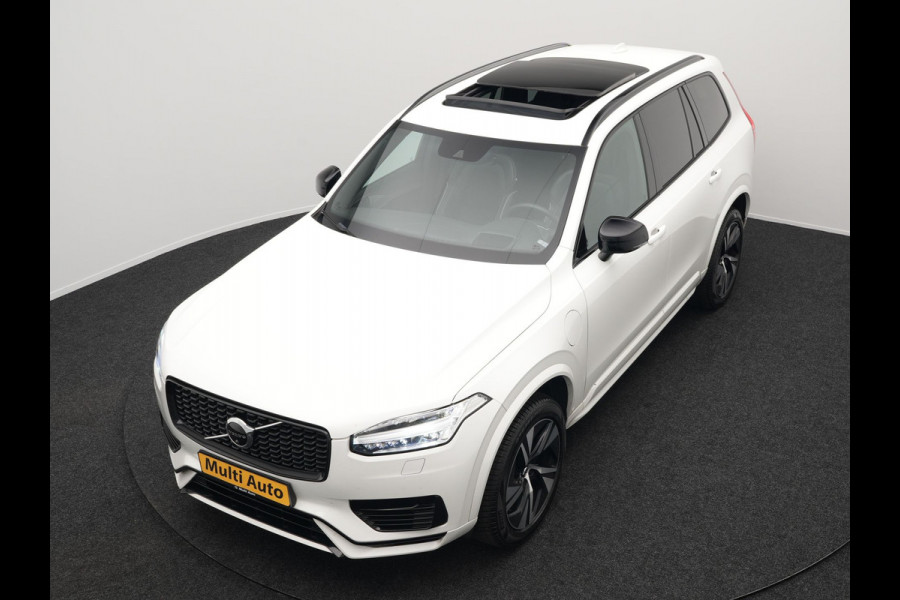 Volvo XC90 T8 Recharge AWD R-Design Plug In Hybrid 456pk 7 Persoons Long Range Dealer O.H. INCL BTW PHEV | Panodak | Alcantara Sportstoelen Memory | Adaptive Cruise | Harman Kardon | Pilot Assist | Head Up | 360 Camera | L.M. 20" | Apple Carplay | Navigatie | DAB |