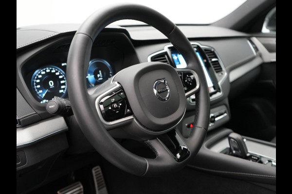 Volvo XC90 T8 Recharge AWD R-Design Plug In Hybrid 456pk 7 Persoons Long Range Dealer O.H. INCL BTW PHEV | Panodak | Alcantara Sportstoelen Memory | Adaptive Cruise | Harman Kardon | Pilot Assist | Head Up | 360 Camera | L.M. 20" | Apple Carplay | Navigatie | DAB |