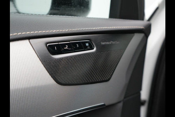 Volvo XC90 T8 Recharge AWD R-Design Plug In Hybrid 456pk 7 Persoons Long Range Dealer O.H. INCL BTW PHEV | Panodak | Alcantara Sportstoelen Memory | Adaptive Cruise | Harman Kardon | Pilot Assist | Head Up | 360 Camera | L.M. 20" | Apple Carplay | Navigatie | DAB |