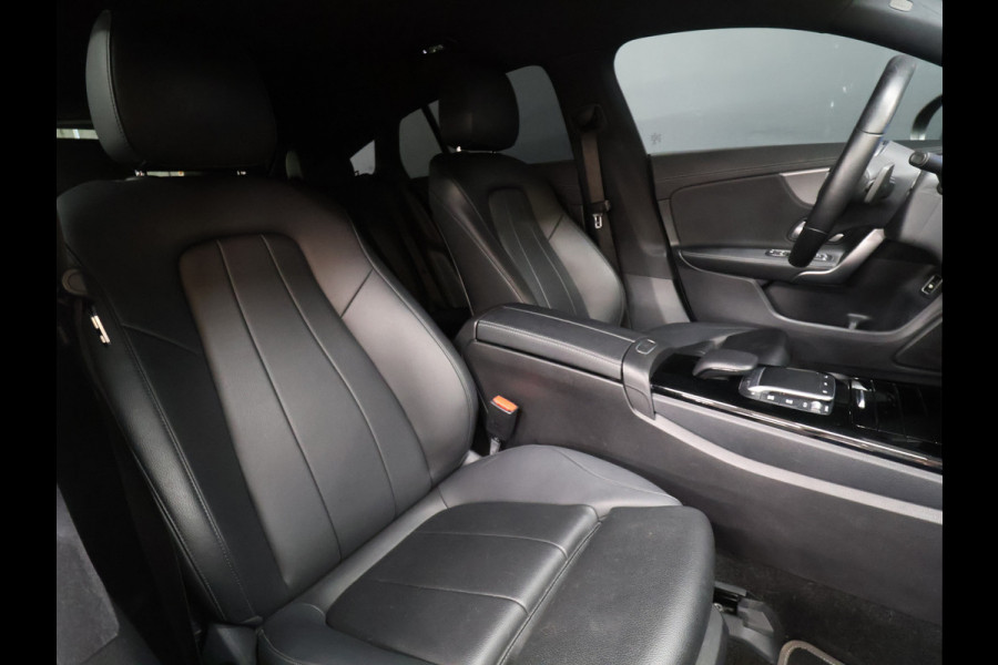 Mercedes-Benz CLA-Klasse Shooting Brake 180 Business Solution Luxury [CAMERA, SFEERVERLICHTING, LEDER, STOELVERWARMING, ELEKTRISCHE ACHTERKLEP, NIEUWSTAAT]