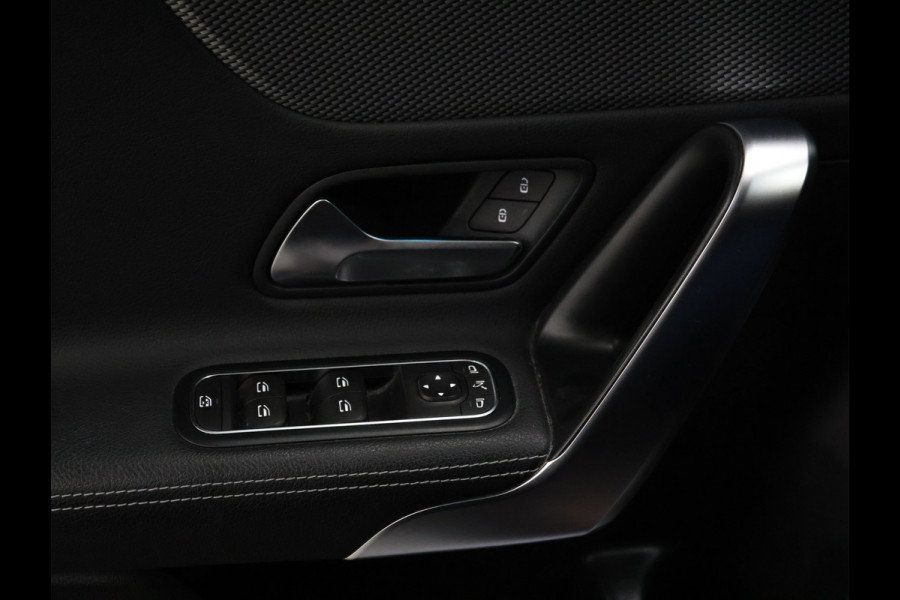Mercedes-Benz CLA-Klasse Shooting Brake 180 Business Solution Luxury [CAMERA, SFEERVERLICHTING, LEDER, STOELVERWARMING, ELEKTRISCHE ACHTERKLEP, NIEUWSTAAT]