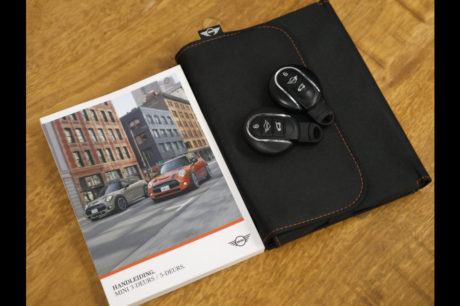 MINI Mini 2.0 Cooper S Knightsbridge Edition John Cooper Works [SCHUIFDAK, APPLE CARPLAY/ANDROID, HARMAN/KARDON, JCW STUURWIEL, STOELVERWARMING, NIEUWSTAAT]