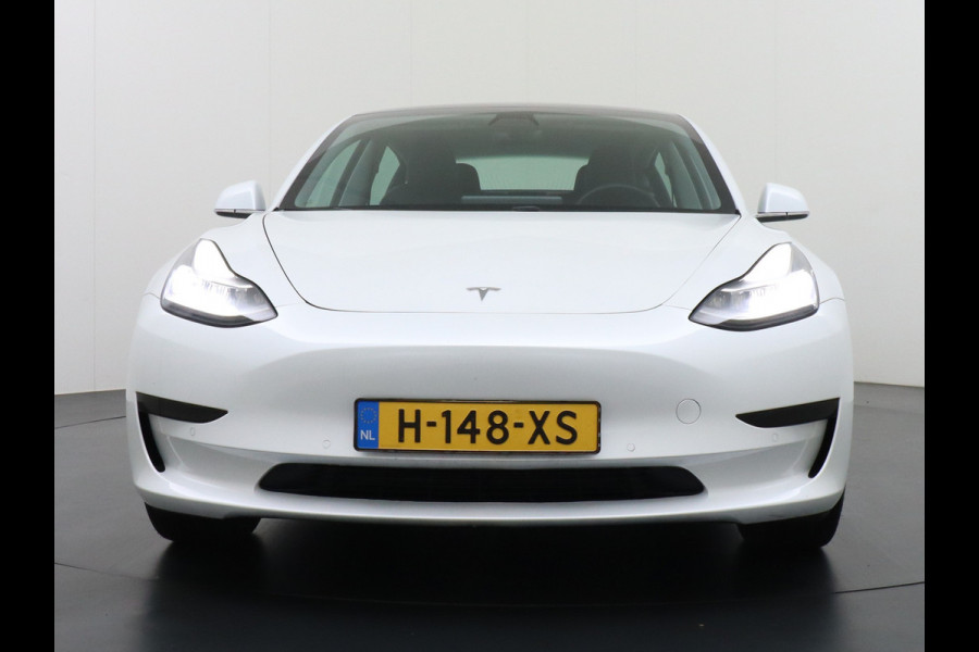 Tesla Model 3 RWD SR+ 60kWh 325PK FSD 3-Computer 18" AutoPilot Leder PanoDak Adaptive-Cruise Lmv Camera's Elektr.-Stuur+Stoelen+Spiegels+Geheu Navi LED Comfortstoelen ACC DAB Voorverwarmen interieur via App Keyless via Telefoonsleutel One-Pedal-Drive 1e Eigenaar Origineel Nederlandse Auto Fabrieksgarantie op accu en motor tot 25-6-2028/160.000km