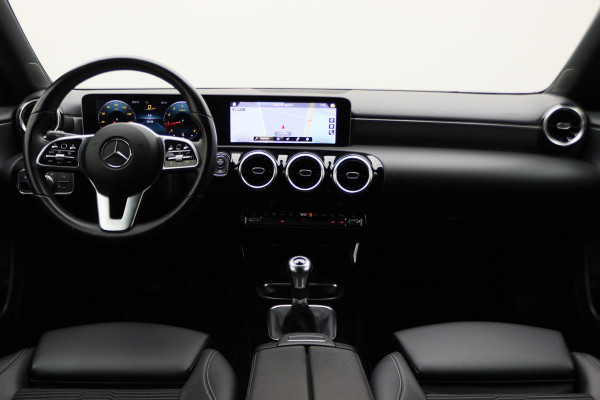Mercedes-Benz A-Klasse 160 Business Solution AMG Virtual Cockpit, Leer/Stof, Camera, Navigatie, Bluetooth, DAB, LED, 19''