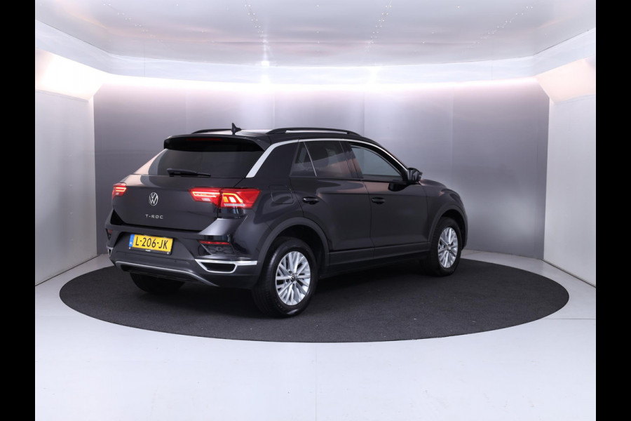 Volkswagen T-Roc 1.0 TSI Style 110 pk | Navigatie | Panoramadak | Parkeersensoren | Achteruitrijcamera | Digital cockpit | Adaptieve cruise control | LED koplampen |
