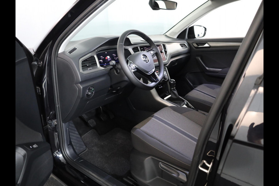 Volkswagen T-Roc 1.0 TSI Style 110 pk | Navigatie | Panoramadak | Parkeersensoren | Achteruitrijcamera | Digital cockpit | Adaptieve cruise control | LED koplampen |