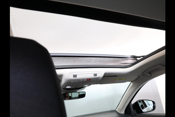 Volkswagen T-Roc 1.0 TSI Style 110 pk | Navigatie | Panoramadak | Parkeersensoren | Achteruitrijcamera | Digital cockpit | Adaptieve cruise control | LED koplampen |