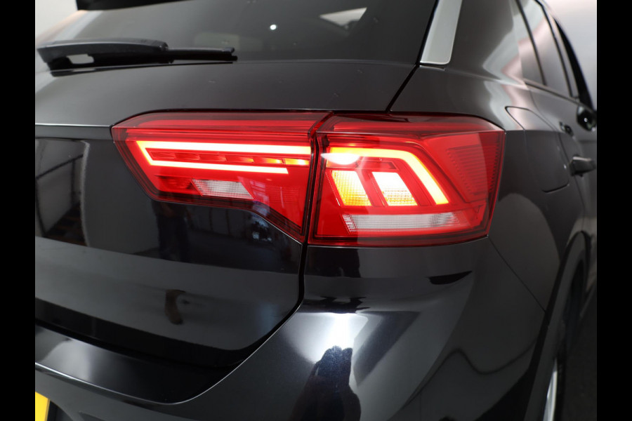 Volkswagen T-Roc 1.0 TSI Style 110 pk | Navigatie | Panoramadak | Parkeersensoren | Achteruitrijcamera | Digital cockpit | Adaptieve cruise control | LED koplampen |