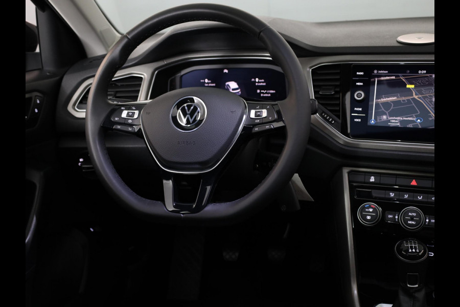 Volkswagen T-Roc 1.0 TSI Style 110 pk | Navigatie | Panoramadak | Parkeersensoren | Achteruitrijcamera | Digital cockpit | Adaptieve cruise control | LED koplampen |
