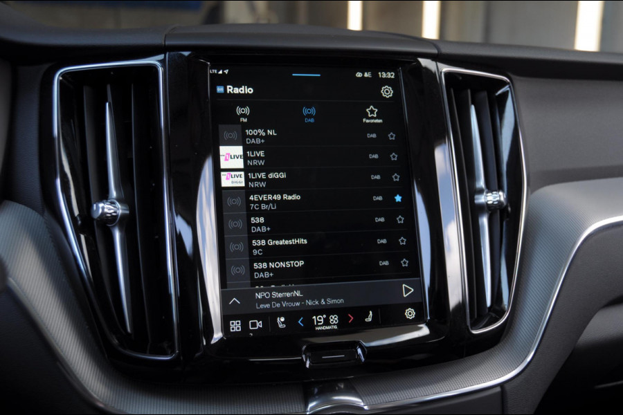Volvo XC60 T6 350PK Automaat AWD Plus Dark Long range /Adaptieve cruise control / Panoramadak / Apple carplay / Parkeersensoren met 360 camera / Elektrische achterklep / Elektrische stoelen met geheugen / Stoel en stuurwielverwarming