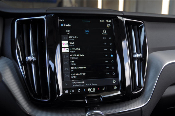 Volvo XC60 T6 350PK Automaat AWD Plus Dark Long range /Adaptieve cruise control / Panoramadak / Apple carplay / Parkeersensoren met 360 camera / Elektrische achterklep / Elektrische stoelen met geheugen / Stoel en stuurwielverwarming
