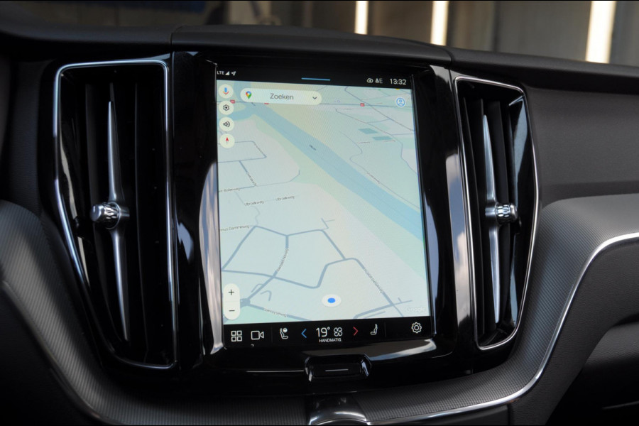 Volvo XC60 T6 350PK Automaat AWD Plus Dark Long range /Adaptieve cruise control / Panoramadak / Apple carplay / Parkeersensoren met 360 camera / Elektrische achterklep / Elektrische stoelen met geheugen / Stoel en stuurwielverwarming