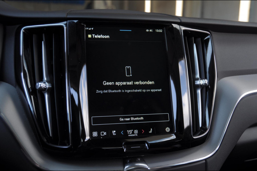 Volvo XC60 T6 350PK Automaat AWD Plus Dark Long range /Adaptieve cruise control / Panoramadak / Apple carplay / Parkeersensoren met 360 camera / Elektrische achterklep / Elektrische stoelen met geheugen / Stoel en stuurwielverwarming