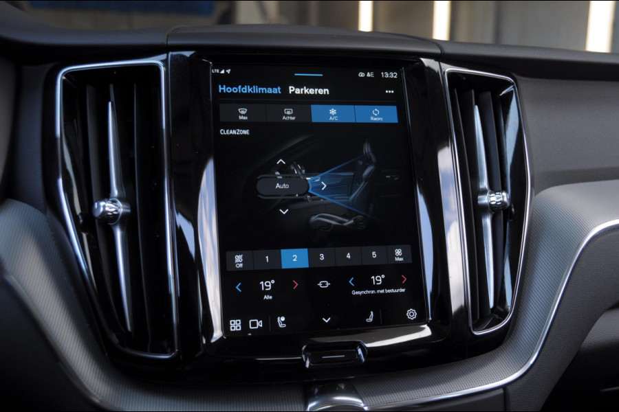 Volvo XC60 T6 350PK Automaat AWD Plus Dark Long range /Adaptieve cruise control / Panoramadak / Apple carplay / Parkeersensoren met 360 camera / Elektrische achterklep / Elektrische stoelen met geheugen / Stoel en stuurwielverwarming