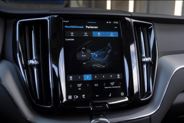 Volvo XC60 T6 350PK Automaat AWD Plus Dark Long range /Adaptieve cruise control / Panoramadak / Apple carplay / Parkeersensoren met 360 camera / Elektrische achterklep / Elektrische stoelen met geheugen / Stoel en stuurwielverwarming