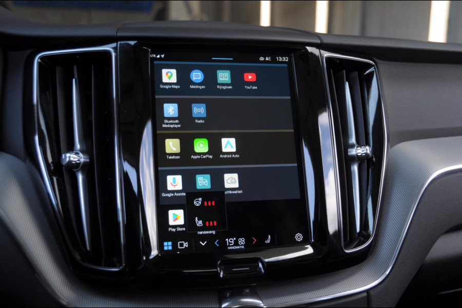 Volvo XC60 T6 350PK Automaat AWD Plus Dark Long range /Adaptieve cruise control / Panoramadak / Apple carplay / Parkeersensoren met 360 camera / Elektrische achterklep / Elektrische stoelen met geheugen / Stoel en stuurwielverwarming