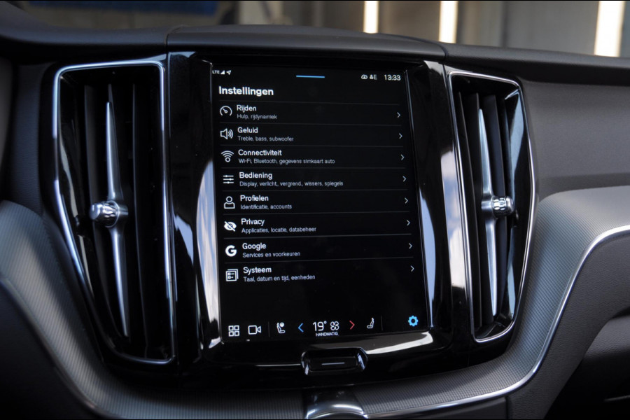 Volvo XC60 T6 350PK Automaat AWD Plus Dark Long range /Adaptieve cruise control / Panoramadak / Apple carplay / Parkeersensoren met 360 camera / Elektrische achterklep / Elektrische stoelen met geheugen / Stoel en stuurwielverwarming