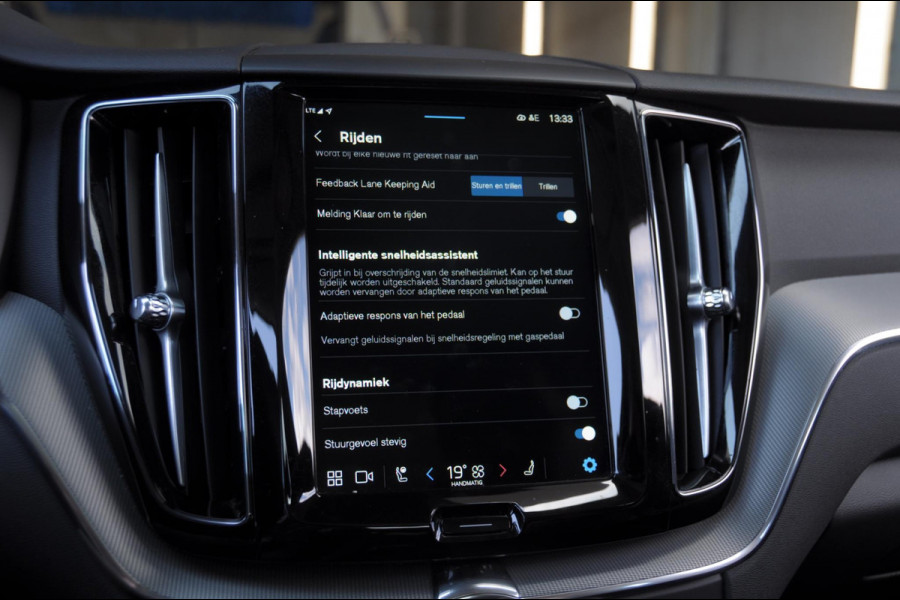 Volvo XC60 T6 350PK Automaat AWD Plus Dark Long range /Adaptieve cruise control / Panoramadak / Apple carplay / Parkeersensoren met 360 camera / Elektrische achterklep / Elektrische stoelen met geheugen / Stoel en stuurwielverwarming