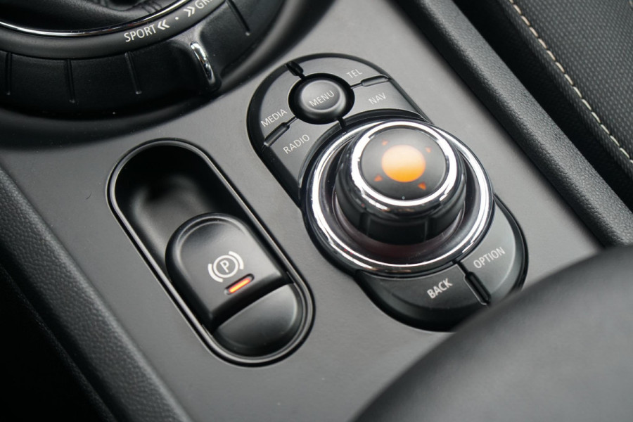 MINI Clubman 1.5 Cooper Chili Serious Business + LED / ADAPTIEVE SCHOKDEMPERS / CLIMATE CONTROL / SENSOREN