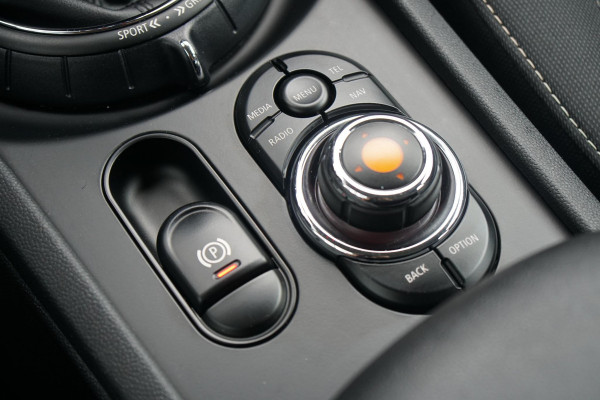 MINI Clubman 1.5 Cooper Chili Serious Business + LED / ADAPTIEVE SCHOKDEMPERS / CLIMATE CONTROL / SENSOREN