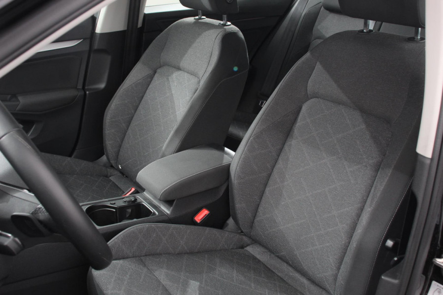 Volkswagen Golf 1.5 eTSI 131pk DSG Life | Navigatie | Apple Carplay/Android Auto | Parkeersensoren | Adaptive Cruise Control | Stoel- en stuurverwarming | Lane Assist | Ledverlichting | Climate Control