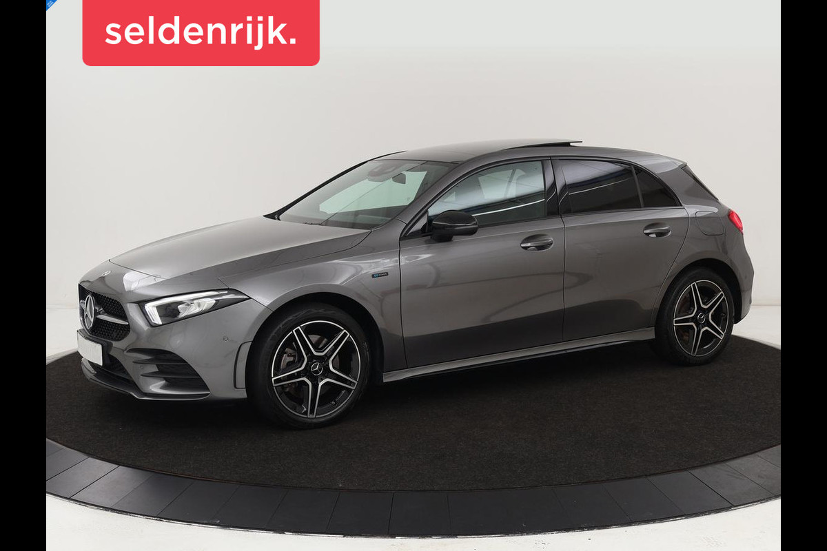 Mercedes-Benz A-Klasse 250e AMG Night | Panoramadak | Stoelverwarming | Carplay | Leder/Alcantara | Camera | Navigatie | Widescreen | Sfeerverlichting | Park Assist | PHEV Mercedes-Benz A-Klasse 250e AMG Night | Panoramadak | Stoelverwarming | Carplay | Leder/Alcantara | Camera | Navigatie | Widescreen | Sfeerverlichting | Park Assist | PHEV