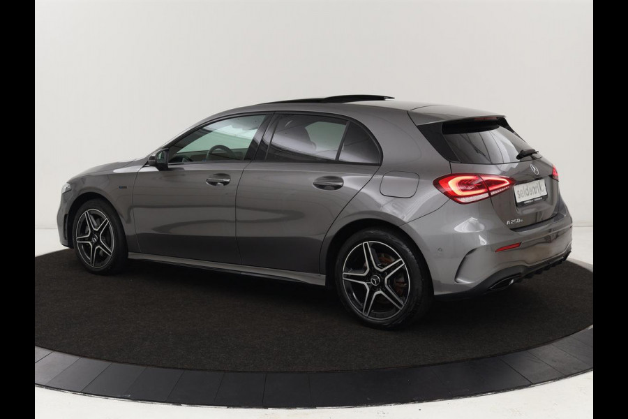 Mercedes-Benz A-Klasse 250e AMG Night | Panoramadak | Stoelverwarming | Carplay | Leder/Alcantara | Camera | Navigatie | Widescreen | Sfeerverlichting | Park Assist | PHEV