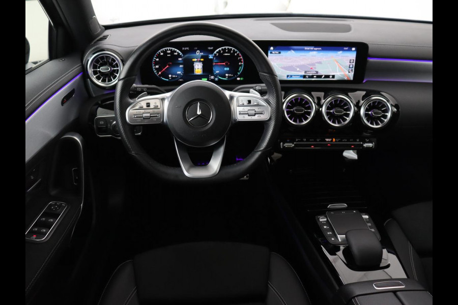 Mercedes-Benz A-Klasse 250e AMG Night | Panoramadak | Stoelverwarming | Carplay | Leder/Alcantara | Camera | Navigatie | Widescreen | Sfeerverlichting | Park Assist | PHEV