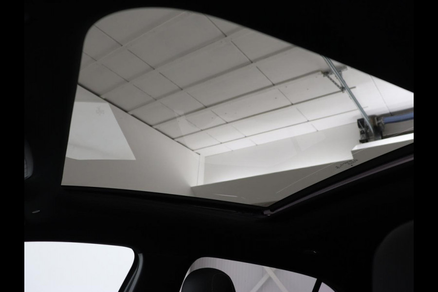 Mercedes-Benz A-Klasse 250e AMG Night | Panoramadak | Stoelverwarming | Carplay | Leder/Alcantara | Camera | Navigatie | Widescreen | Sfeerverlichting | Park Assist | PHEV