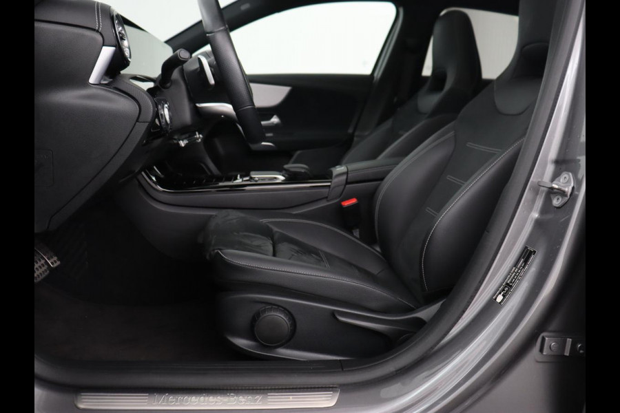 Mercedes-Benz A-Klasse 250e AMG Night | Panoramadak | Stoelverwarming | Carplay | Leder/Alcantara | Camera | Navigatie | Widescreen | Sfeerverlichting | Park Assist | PHEV