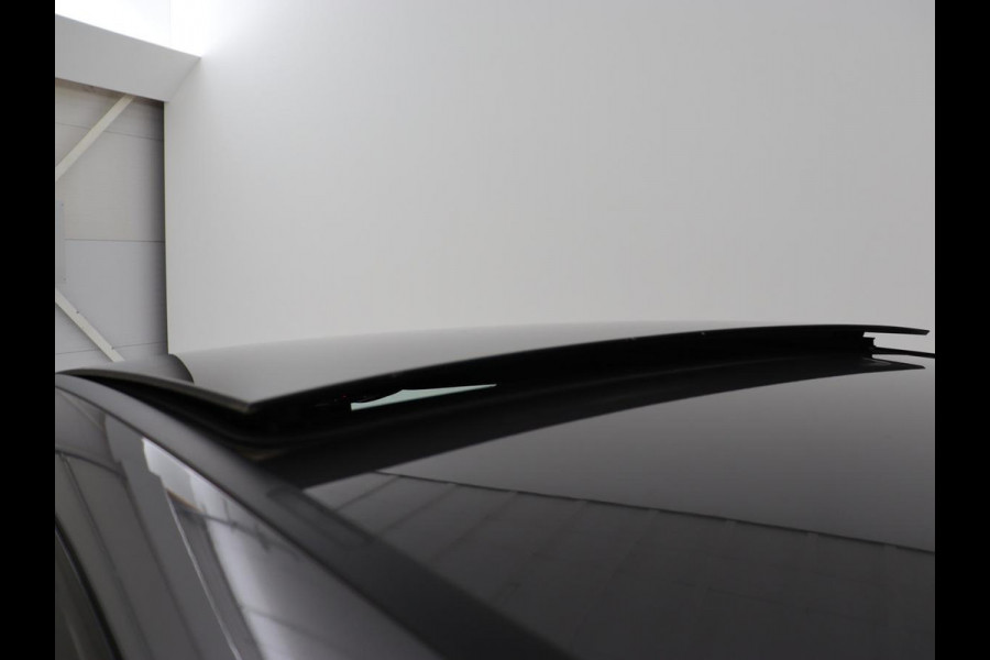 Mercedes-Benz A-Klasse 250e AMG Night | Panoramadak | Stoelverwarming | Carplay | Leder/Alcantara | Camera | Navigatie | Widescreen | Sfeerverlichting | Park Assist | PHEV