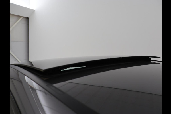 Mercedes-Benz A-Klasse 250e AMG Night | Panoramadak | Stoelverwarming | Carplay | Leder/Alcantara | Camera | Navigatie | Widescreen | Sfeerverlichting | Park Assist | PHEV