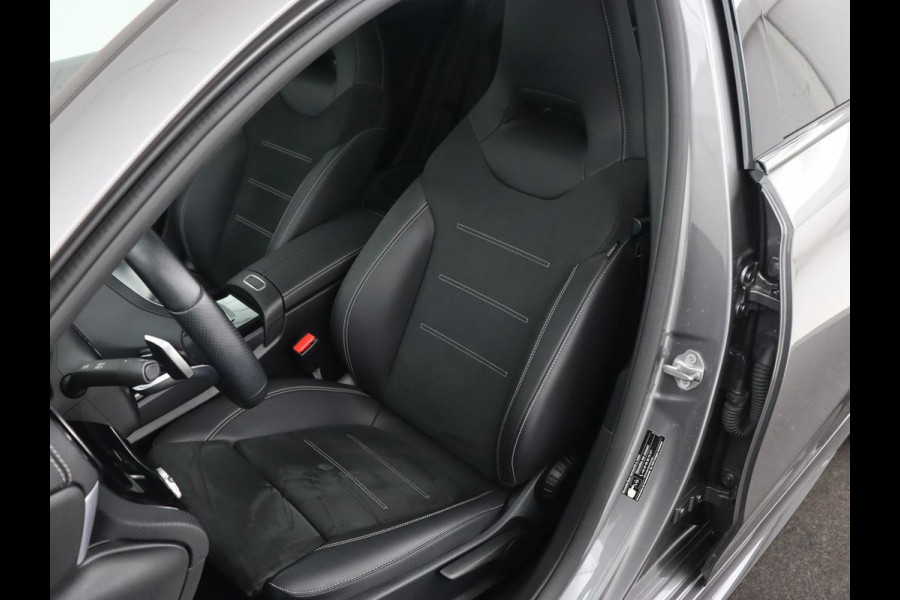 Mercedes-Benz A-Klasse 250e AMG Night | Panoramadak | Stoelverwarming | Carplay | Leder/Alcantara | Camera | Navigatie | Widescreen | Sfeerverlichting | Park Assist | PHEV