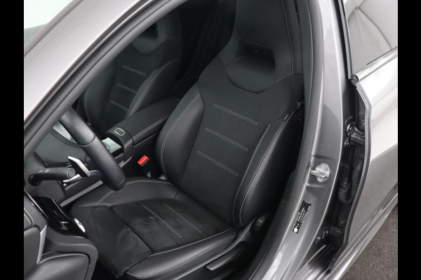 Mercedes-Benz A-Klasse 250e AMG Night | Panoramadak | Stoelverwarming | Carplay | Leder/Alcantara | Camera | Navigatie | Widescreen | Sfeerverlichting | Park Assist | PHEV