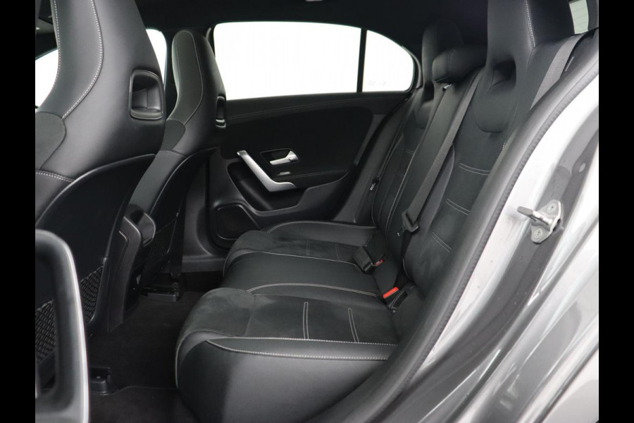 Mercedes-Benz A-Klasse 250e AMG Night | Panoramadak | Stoelverwarming | Carplay | Leder/Alcantara | Camera | Navigatie | Widescreen | Sfeerverlichting | Park Assist | PHEV