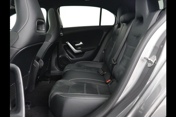 Mercedes-Benz A-Klasse 250e AMG Night | Panoramadak | Stoelverwarming | Carplay | Leder/Alcantara | Camera | Navigatie | Widescreen | Sfeerverlichting | Park Assist | PHEV