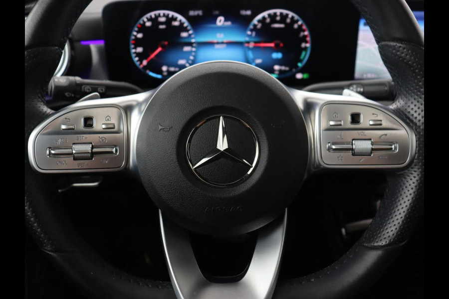Mercedes-Benz A-Klasse 250e AMG Night | Panoramadak | Stoelverwarming | Carplay | Leder/Alcantara | Camera | Navigatie | Widescreen | Sfeerverlichting | Park Assist | PHEV