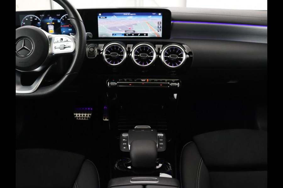 Mercedes-Benz A-Klasse 250e AMG Night | Panoramadak | Stoelverwarming | Carplay | Leder/Alcantara | Camera | Navigatie | Widescreen | Sfeerverlichting | Park Assist | PHEV