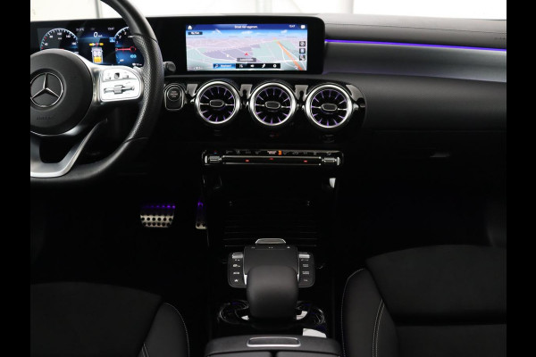 Mercedes-Benz A-Klasse 250e AMG Night | Panoramadak | Stoelverwarming | Carplay | Leder/Alcantara | Camera | Navigatie | Widescreen | Sfeerverlichting | Park Assist | PHEV