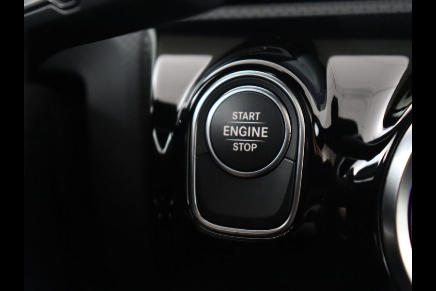 Mercedes-Benz A-Klasse 250e AMG Night | Panoramadak | Stoelverwarming | Carplay | Leder/Alcantara | Camera | Navigatie | Widescreen | Sfeerverlichting | Park Assist | PHEV