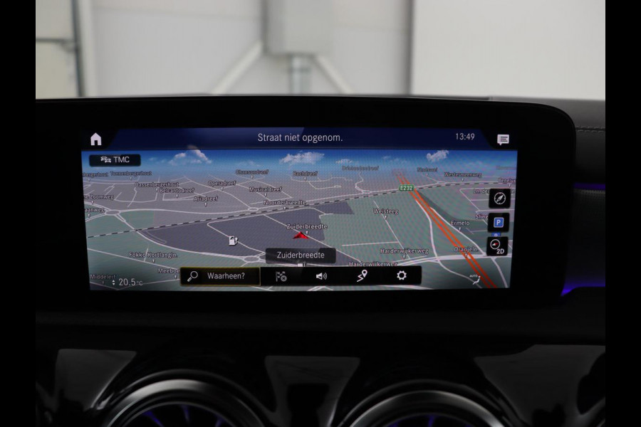Mercedes-Benz A-Klasse 250e AMG Night | Panoramadak | Stoelverwarming | Carplay | Leder/Alcantara | Camera | Navigatie | Widescreen | Sfeerverlichting | Park Assist | PHEV