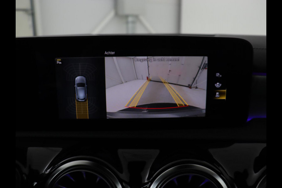 Mercedes-Benz A-Klasse 250e AMG Night | Panoramadak | Stoelverwarming | Carplay | Leder/Alcantara | Camera | Navigatie | Widescreen | Sfeerverlichting | Park Assist | PHEV