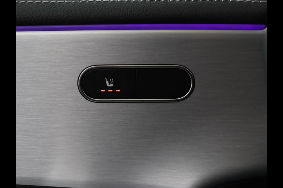Mercedes-Benz A-Klasse 250e AMG Night | Panoramadak | Stoelverwarming | Carplay | Leder/Alcantara | Camera | Navigatie | Widescreen | Sfeerverlichting | Park Assist | PHEV