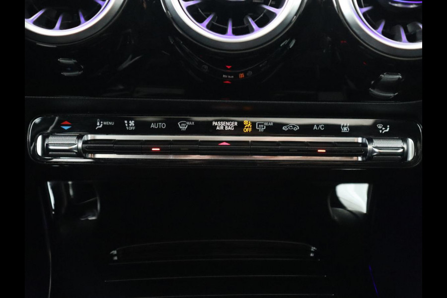 Mercedes-Benz A-Klasse 250e AMG Night | Panoramadak | Stoelverwarming | Carplay | Leder/Alcantara | Camera | Navigatie | Widescreen | Sfeerverlichting | Park Assist | PHEV