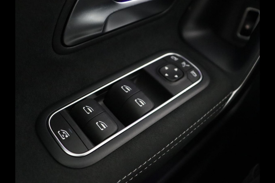 Mercedes-Benz A-Klasse 250e AMG Night | Panoramadak | Stoelverwarming | Carplay | Leder/Alcantara | Camera | Navigatie | Widescreen | Sfeerverlichting | Park Assist | PHEV