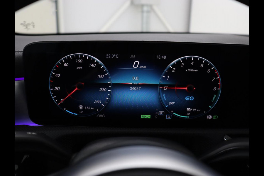 Mercedes-Benz A-Klasse 250e AMG Night | Panoramadak | Stoelverwarming | Carplay | Leder/Alcantara | Camera | Navigatie | Widescreen | Sfeerverlichting | Park Assist | PHEV