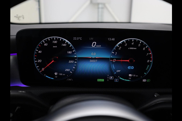Mercedes-Benz A-Klasse 250e AMG Night | Panoramadak | Stoelverwarming | Carplay | Leder/Alcantara | Camera | Navigatie | Widescreen | Sfeerverlichting | Park Assist | PHEV