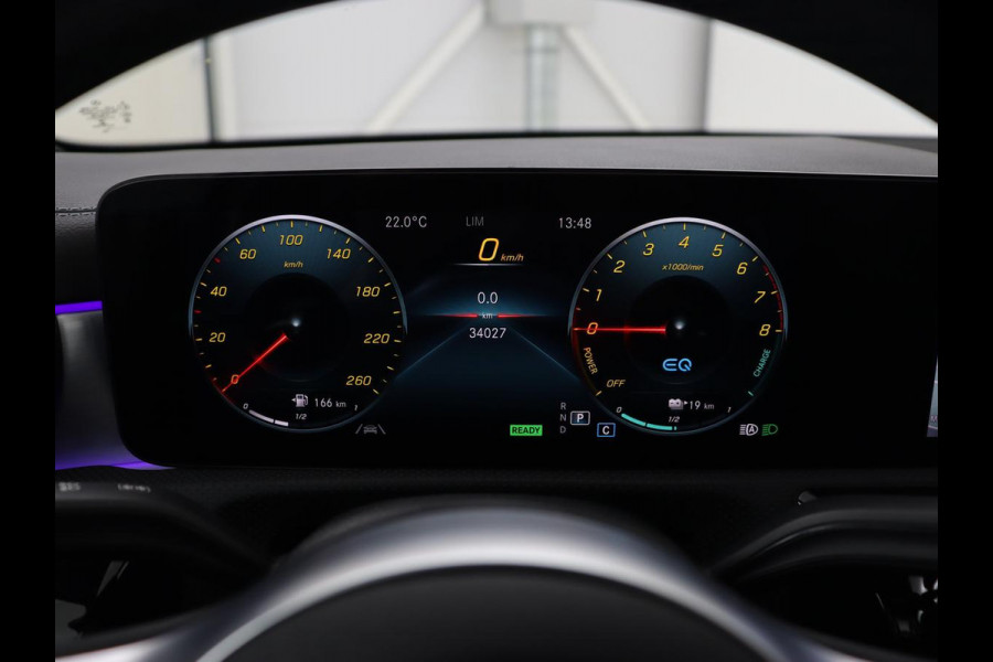 Mercedes-Benz A-Klasse 250e AMG Night | Panoramadak | Stoelverwarming | Carplay | Leder/Alcantara | Camera | Navigatie | Widescreen | Sfeerverlichting | Park Assist | PHEV